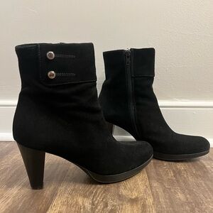 La Canadienne “Mirabelle” Black Suede Ankle Boots size 9